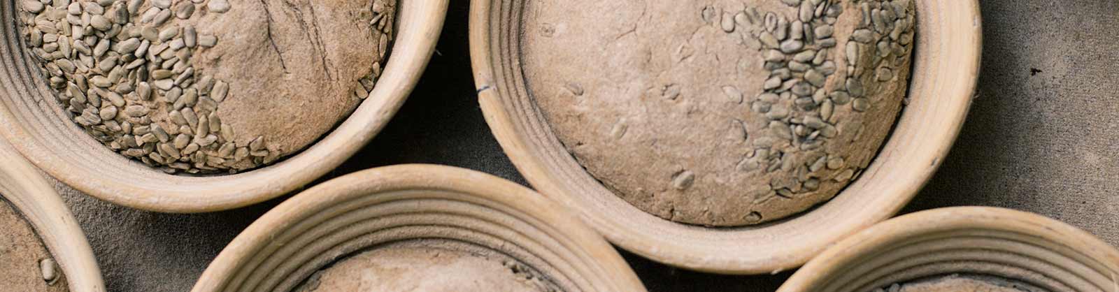 Brotteige in Körbchen